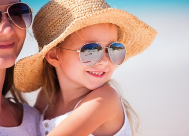 Bimba al mare con mamma